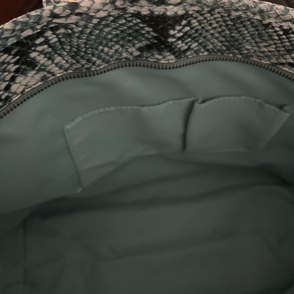 New Mischka light blue tote snake print - Picture 10 of 10